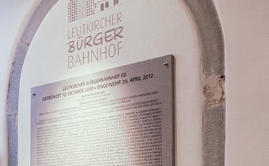 Genossentafel im Leutkircher Bürgerbahnhof